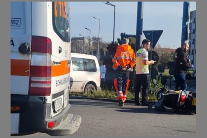foto accident cu un moped in sensul giratoriu de la doraly 6921afe0f0326