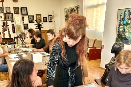 foto atelier de creatie in atmosfera de calm si reflectie la muzeul de arta constanta 69299ff5da2bd