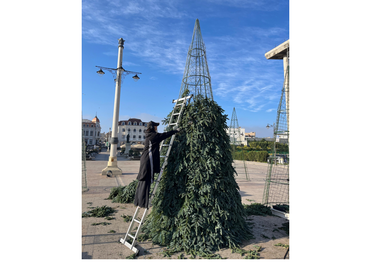 foto au inceput pregatirile pentru targul de craciun din constanta in piata ovidiu se monteaza primii brazi 6916d6787dbf1
