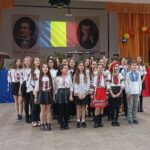 foto elevii liceului teoretic lucian blaga din constanta au sarbatorit ziua nationala cu cantece dansuri si plantari de copaci 6929d47c2b411