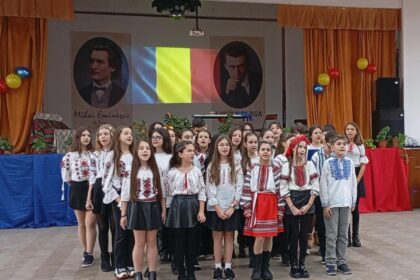 foto elevii liceului teoretic lucian blaga din constanta au sarbatorit ziua nationala cu cantece dansuri si plantari de copaci 6929d47c2b411