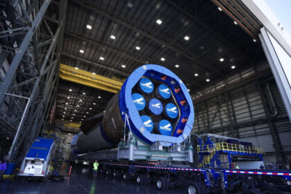 foto jeff bezos concureaza cu spacex blue origin dezvaluie planul pentru o versiune mai mare a rachetei new glenn 691f70e661760