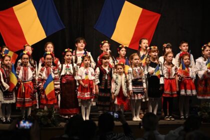 foto micutii talentati din medgidia au sustinut astazi spectacolul intitulat romanie colt de rai ropote de aplauze au rasunat pentru micii artisti in casa de cultura i n roman 692b298010182