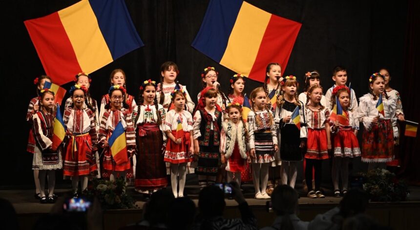 foto micutii talentati din medgidia au sustinut astazi spectacolul intitulat romanie colt de rai ropote de aplauze au rasunat pentru micii artisti in casa de cultura i n roman 692b298010182