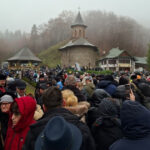 foto peste 15 000 de oameni la canonizarea lui arsenie boca 24 de pelerini au avut nevoie de ingrijiri medicale recomandarile isu 692a9e9e237e7