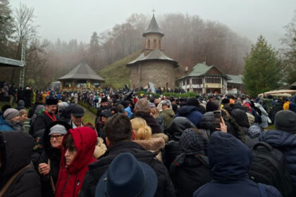 foto peste 15 000 de oameni la canonizarea lui arsenie boca 24 de pelerini au avut nevoie de ingrijiri medicale recomandarile isu 692a9e9e237e7