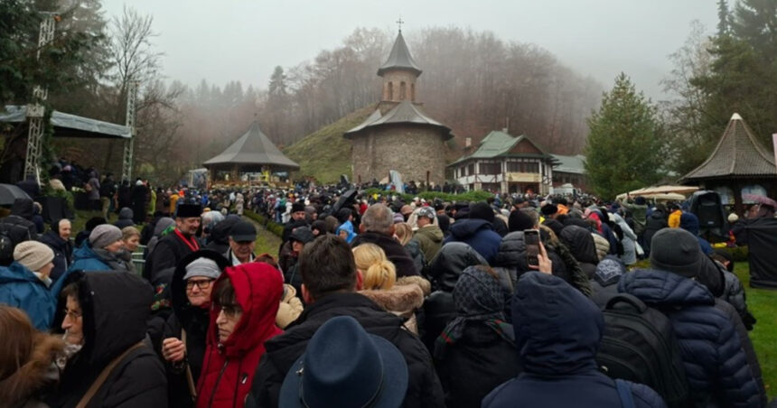 foto peste 15 000 de oameni la canonizarea lui arsenie boca 24 de pelerini au avut nevoie de ingrijiri medicale recomandarile isu 692a9e9e237e7