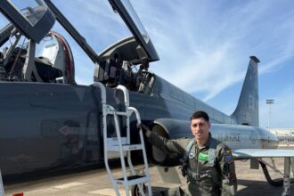 foto romanul care antreneaza viitorii piloti nato locotenentul claudiu fusaru cel mai tanar instructor t 38 la enjjpt 690c97b8c89ac