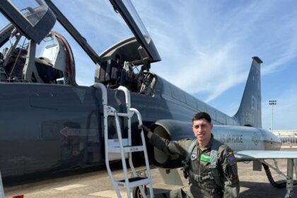 foto romanul care antreneaza viitorii piloti nato locotenentul claudiu fusaru cel mai tanar instructor t 38 la enjjpt 690c97b8c89ac