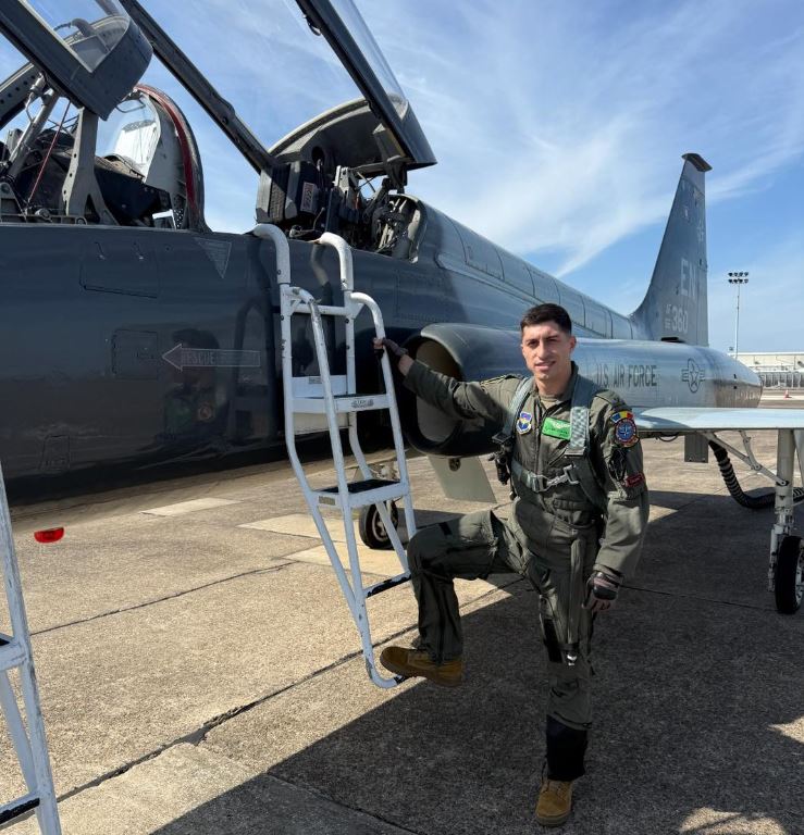 foto romanul care antreneaza viitorii piloti nato locotenentul claudiu fusaru cel mai tanar instructor t 38 la enjjpt 690c97b8c89ac