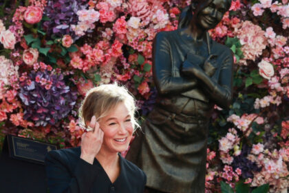 foto statuie pentru bridget jones la londra la 25 de ani de la primul film reactia actritei renee zellweger 691b8a72552ee