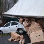 foto un camion ce transporta colete s a rasturnat pe autostrada peste o alta masina iata ce s a intamplat 691193f6d57f8