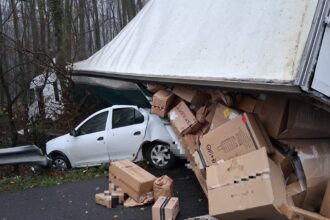 foto un camion ce transporta colete s a rasturnat pe autostrada peste o alta masina iata ce s a intamplat 691193f6d57f8