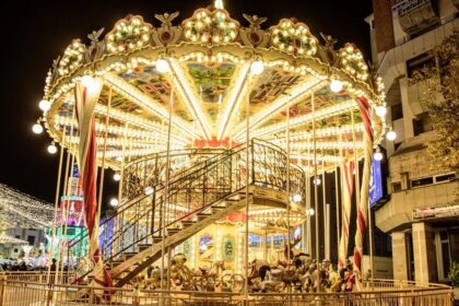 foto video imagini spectaculoase de la deschiderea targului de craciun din craiova satul lui mos craciun casute tematice si arome de sarbatore 69176a381e4c1