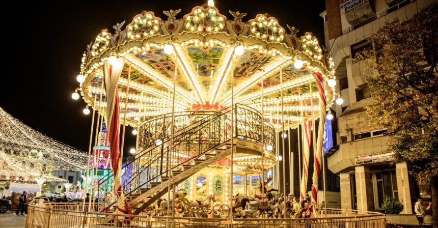 foto video imagini spectaculoase de la deschiderea targului de craciun din craiova satul lui mos craciun casute tematice si arome de sarbatore 69176a381e4c1