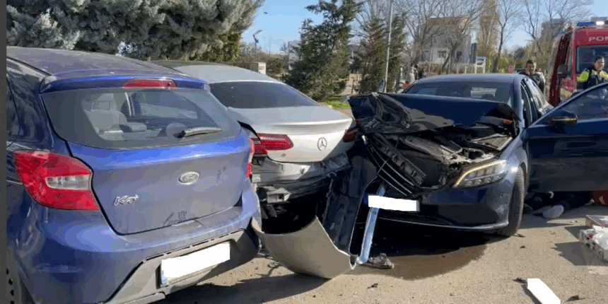 foto video tragedie in constanta dupa ce trei masini s au accidentat la intrare in mamaia in zona malibu un sofer ar fi suferit un infarct 69243dc075235