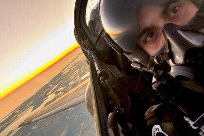 galerie foto cel mai tanar instructor pentru viitorii piloti nato detasat in sua e roman cand vine vorba de zbor vorbim cu totii aceeasi limba 690b447071906