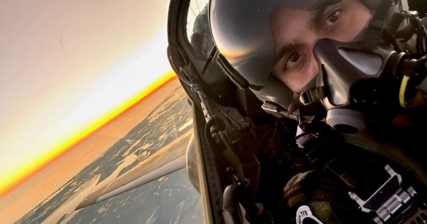 galerie foto cel mai tanar instructor pentru viitorii piloti nato detasat in sua e roman cand vine vorba de zbor vorbim cu totii aceeasi limba 690b447071906