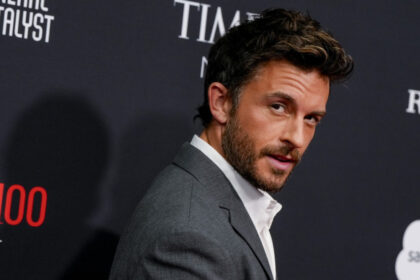 galerie foto jonathan bailey desemnat cel mai sexy barbat in viata in 2025 el este cunoscut pentru rolurile din wicked si bridgerton 6911eb07dbd62