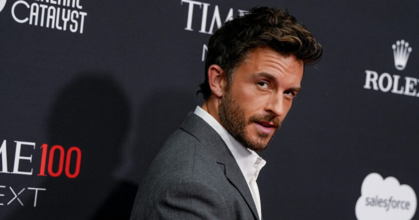 galerie foto jonathan bailey desemnat cel mai sexy barbat in viata in 2025 el este cunoscut pentru rolurile din wicked si bridgerton 6911eb07dbd62