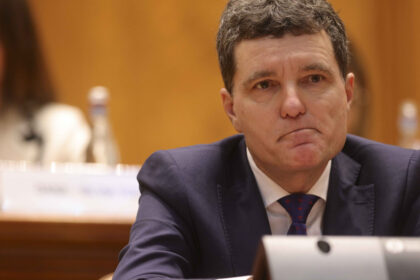 huiduieli la alba iulia in momentul depunerii coroanei din partea presedintelui nicusor dan 692c528ad6873