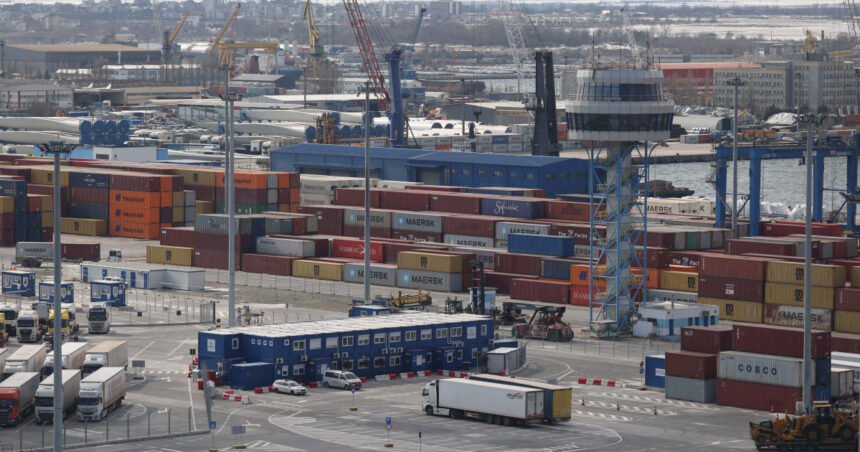 incendiu la o macara din portul constanta pompierii intervin pentru stingerea flacarilor 691cf10a7f71a