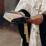 intrarea maicii domnului in biserica 2025 cum explica preotul importanta zilei marcata cu cruce rosie in calendarul ortodox 691ff316a6a01