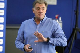 kyros vassaras cu cartile pe masa seful cca explica doua faze grele din ultima etapa a superligii ce zice despre iulaiana demetrescu 691376c9d02b2