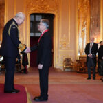 laureatul nobel kazuo ishiguro decorat la castelul windsor ce i a spus regele charles scriitorului despre inteligenta artificiala 690a63745b15e