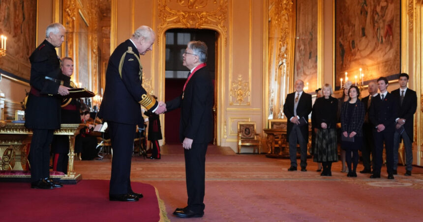 laureatul nobel kazuo ishiguro decorat la castelul windsor ce i a spus regele charles scriitorului despre inteligenta artificiala 690a63745b15e