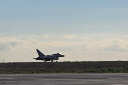 live foto video ministrul apararii ionut mosteanu si comandantul fortelor terestre ale sua in europa si africa prezenti la baza 57 aeriana mihail kogalniceanu 692573006cd0c