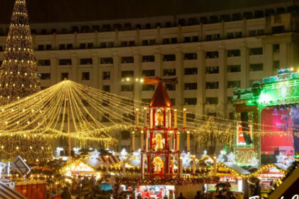 luminitele de sarbatori au fost aprinse in capitala primarul interimar a deschis targul de craciun din piata constitutiei 692b58f4b71e2