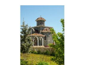 manastirea colilia isi sarbatoreste hramul intrarea in biserica a maicii domnului credinciosii se pot inchina la racla cu 30 de sfinte moaste 690b50c52425c