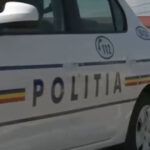 masina de politie lovita de o autoutilitara condusa de un sofer baut care nu a oprit la semnalul politistilor 690b4f1f438b4