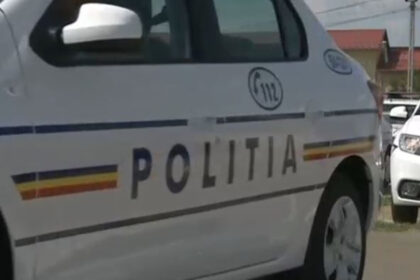 masina de politie lovita de o autoutilitara condusa de un sofer baut care nu a oprit la semnalul politistilor 690b4f1f438b4