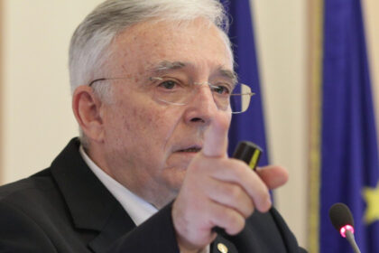 mugur isarescu majorarea salariului minim este o decizie politica si trebuie tratata cu prudenta 69172ffeb4c6a