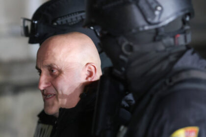 news alert horatiu potra a fost adus sub escorta in romania impreuna cu fiul si nepotul sau politia romana cei trei vor fi dusi in arest 691f2a924c2fe