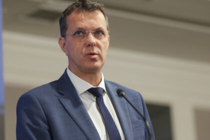 nicusor dan a semnat decretul de demisie a lui ionut mosteanu ministrul apararii a luat decizia dupa scandalul diplomelor sale 6929d9d8eedcb