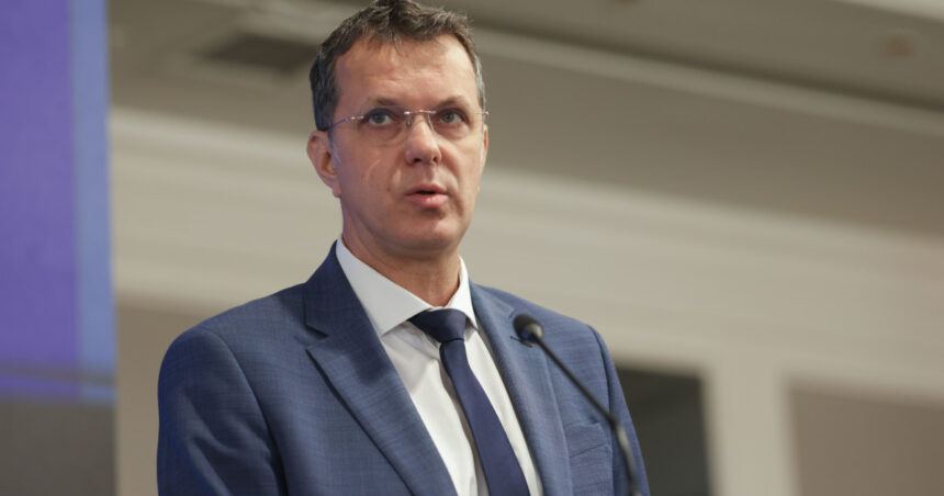 nicusor dan a semnat decretul de demisie a lui ionut mosteanu ministrul apararii a luat decizia dupa scandalul diplomelor sale 6929d9d8eedcb