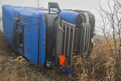 o cisterna incarcata cu 19 tone de gpl condusa de un sofer ucrainean s a rasturnat pe marginea unui drum national 692be3ea17d18