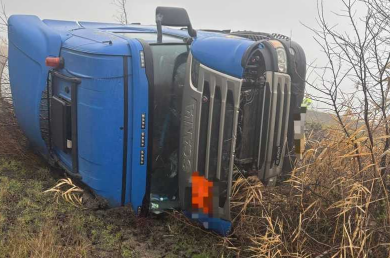 o cisterna incarcata cu 19 tone de gpl condusa de un sofer ucrainean s a rasturnat pe marginea unui drum national 692be3ea17d18