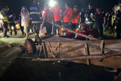 o masina a lovit o caruta pe dn 11b 4 persoane din caruta au fost ranite traficul rutier intrerupt in ambele sensuri 692b2ec75d84d