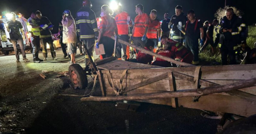 o masina a lovit o caruta pe dn 11b 4 persoane din caruta au fost ranite traficul rutier intrerupt in ambele sensuri 692b2ec75d84d