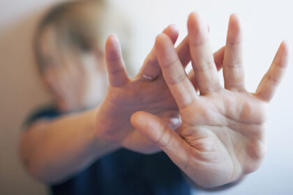 ordin de protectie o femeie a cerut evacuarea propriului sot din locuinta pentru ca o agresa de fata cu copiii si o ameninta ca o omoara 69128a8523c9b