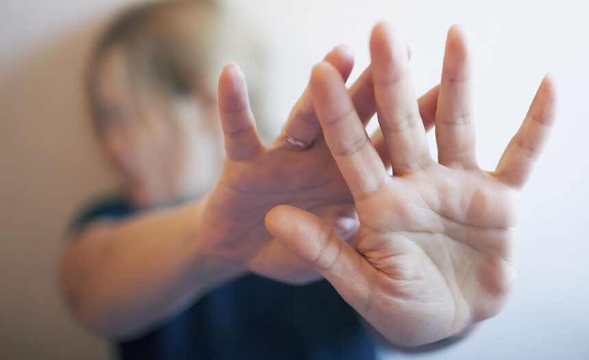 ordin de protectie o femeie a cerut evacuarea propriului sot din locuinta pentru ca o agresa de fata cu copiii si o ameninta ca o omoara 69128a8523c9b