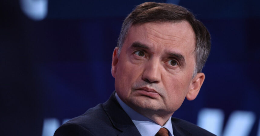 parchetul polonez cere arestarea fostului ministru conservator al justitiei refugiat in ungaria ce acuzatii i se aduc 69161dc8b02f9