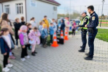 politistii din ovidiu discutii interactive cu elevii de la scoala primara nr 4 din poiana despre regulile de circulatie si prevenirea infractiunilor iata ce le a placut cel mai mult micutilor din v 692076f9b4129
