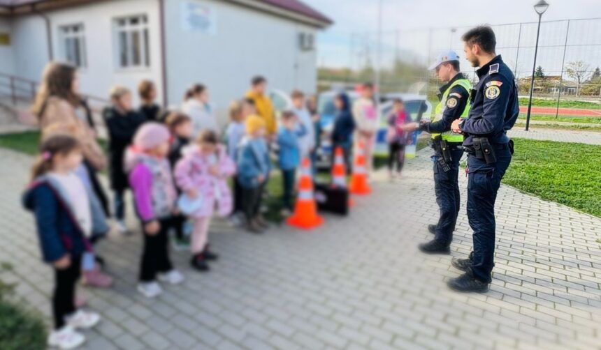 politistii din ovidiu discutii interactive cu elevii de la scoala primara nr 4 din poiana despre regulile de circulatie si prevenirea infractiunilor iata ce le a placut cel mai mult micutilor din v 692076f9b4129