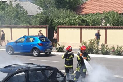 pompierii in alerta arde un autoturism pe o strada din localitatea 23 august 6914256fe467e