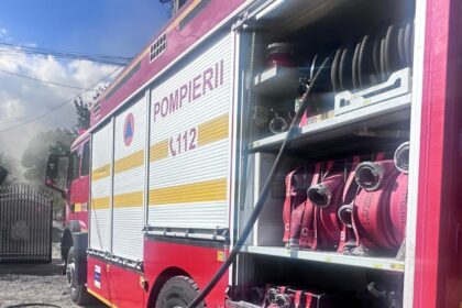 pompierii in alerta arde un garaj in zona viile noi din constanta 690766f06cc97